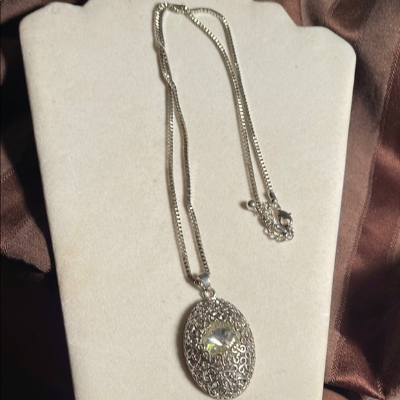 Elegant Silver Pendant Necklace - Picture 3 of 3